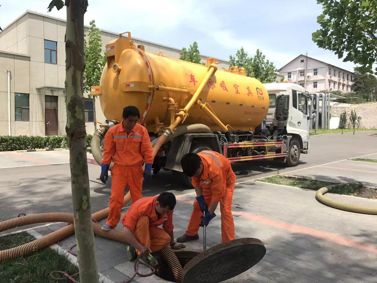 尖峰镇管道疏通车停在窨井附近