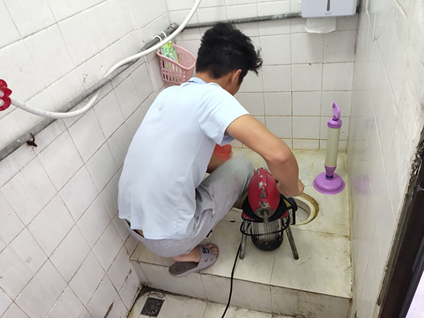 尖峰镇管道堵塞冒臭气 专业师傅现场解决问题