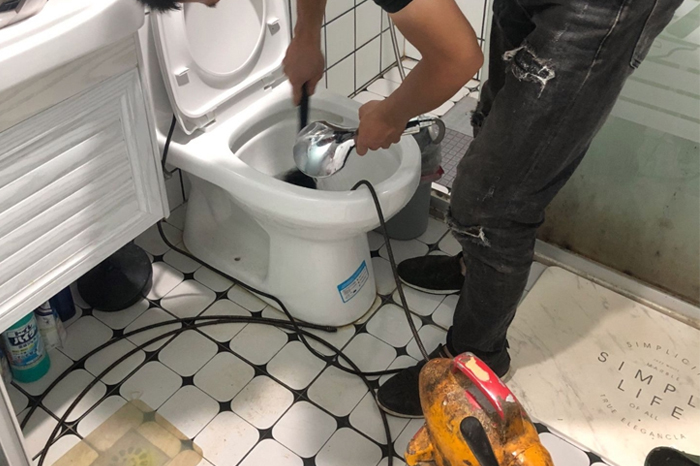 尖峰镇马桶堵塞自己疏通还是找师傅?专业上门服务让你省时更省心